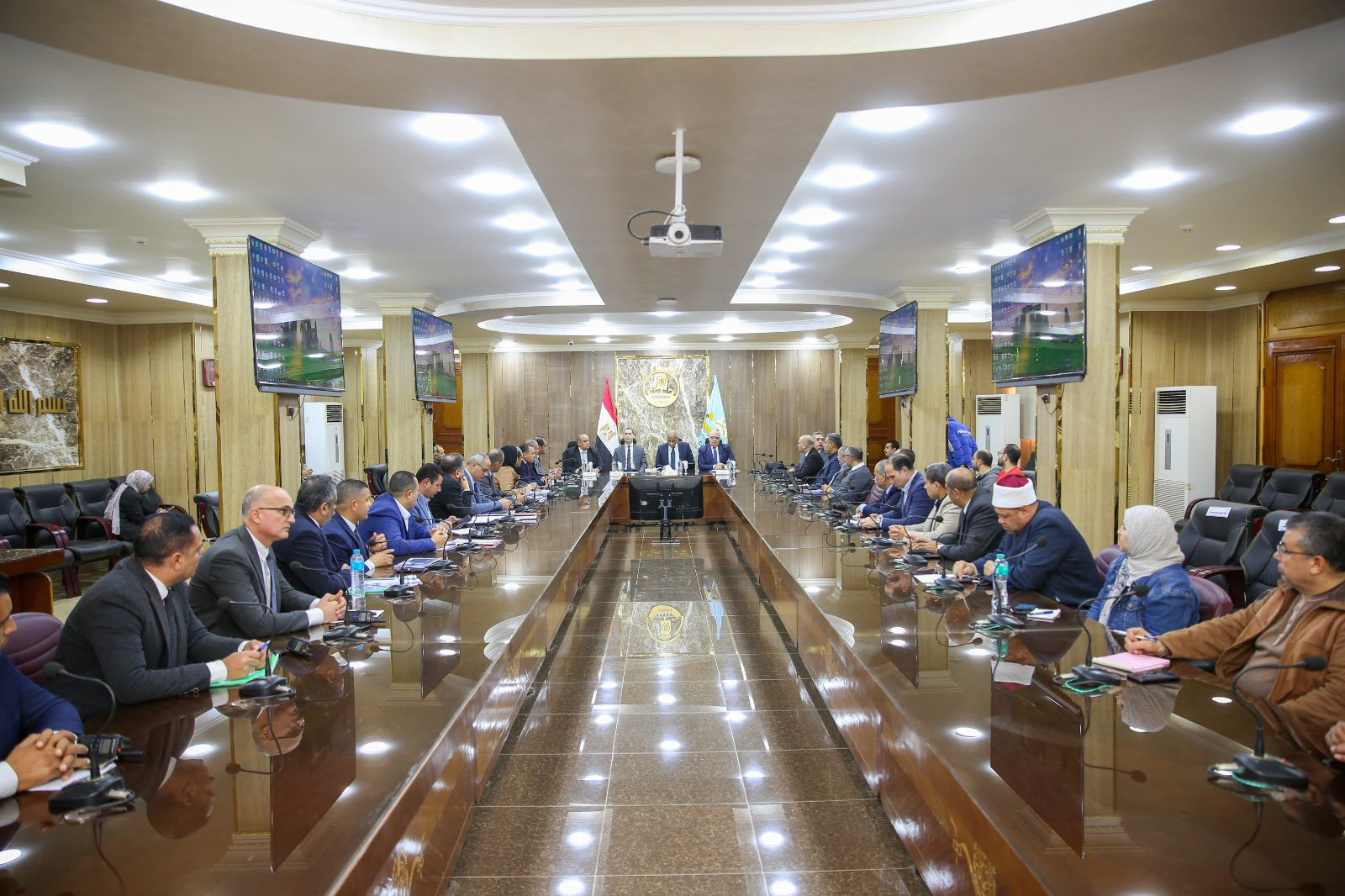 محافظ كفرالشيخ يعقد أول اجتماع تنفيذي ويضع خطة شاملة لتحسين الخدمات